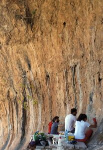 Gente cerca de la cueva de Bellús